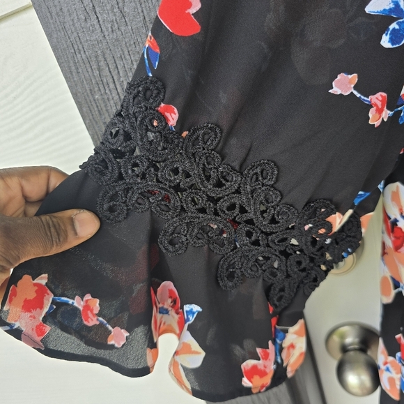 Zac & Rachel Floral Tunic Blouse 1X Plua Black Red Blue Lace Trim Flare Sleeves - Picture 6 of 15